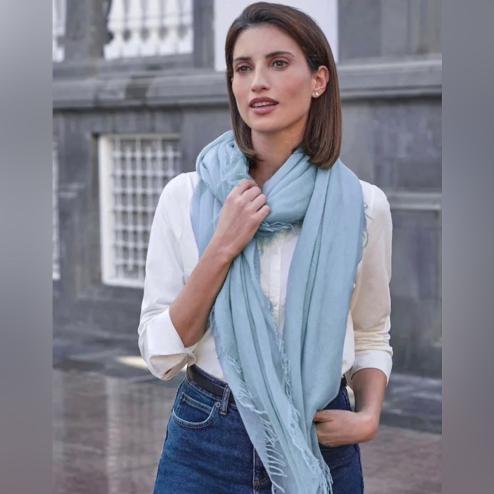PURE COLLECTION ULTRA FINE 100% CASHMERE LIGHT BLUE SCARF NWOT